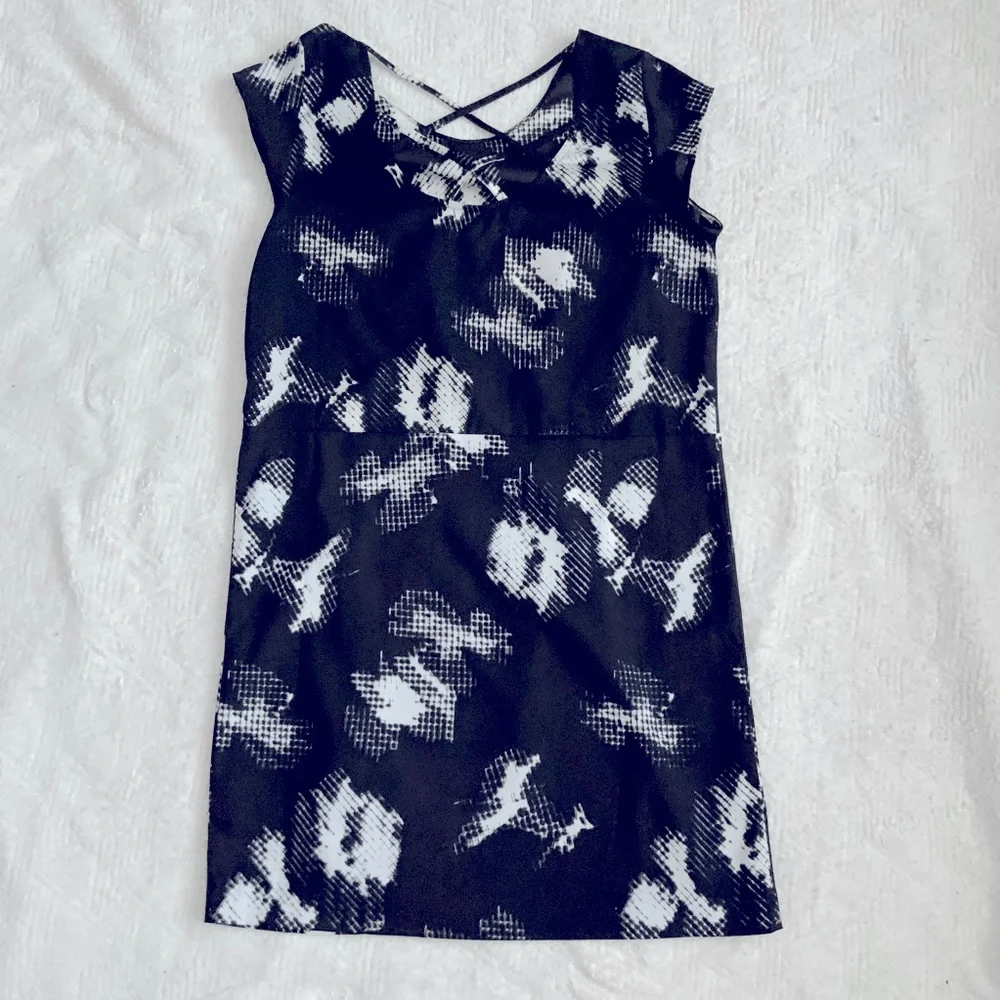 Beautiful Abstract Dress. - Picture 2 of 6